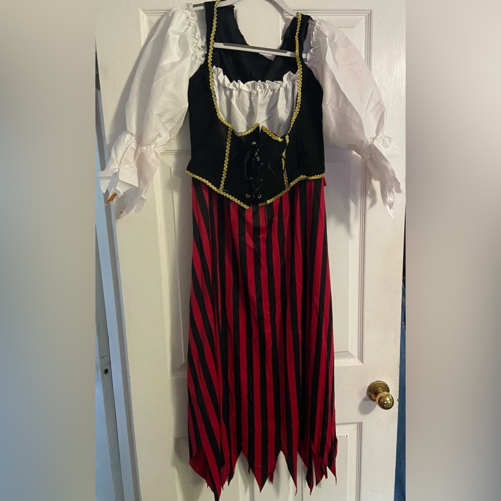 Last chance - heading to Goodwill on 9/26 Women’s Pirate Costume XXL